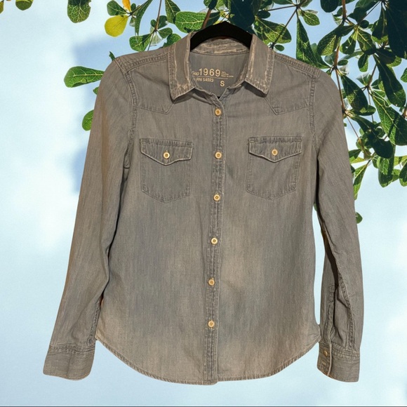GAP Tops - Gap 1969 Women’s Chambray Button Down- Sz S
